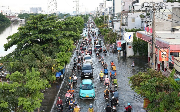 TP HCM: Triều cường dâng cao khiến đường sá ngập sâu, tỷ lệ kèo nhà cái hôm nay dân vất vả đi lại