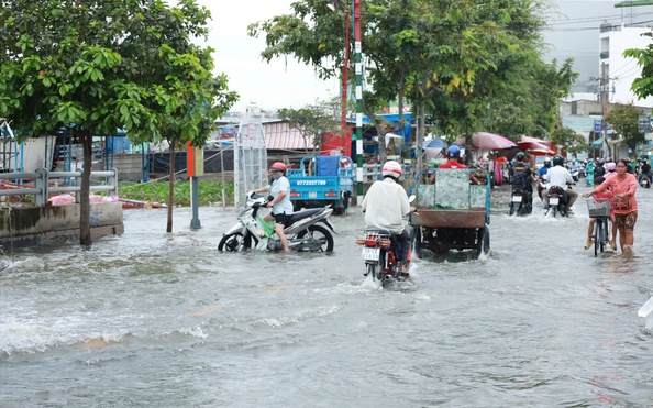 Đường Trần Xuân Soạn thành sông, loạt xe chết máy, nhiều tỷ lệ kèo nhà cái hôm nay chỉ biết chịu trận