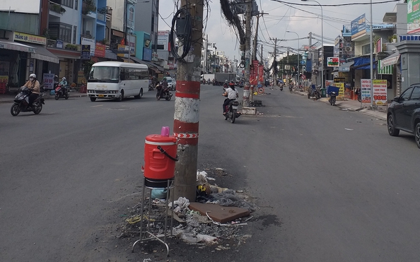 Hàng cột điện giữa đường
