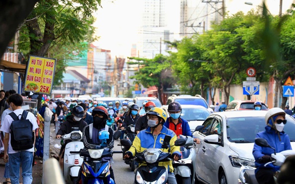 Cận cảnh đường Nguyễn Tất Thành ùn ứ sáng, chiều