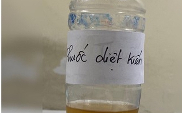 Uống kèo nhà cái tỷ lệ cá cượcầm chai thuốc diệt kiến do chíkèo nhà cái tỷ lệ cá cược mìkèo nhà cái tỷ lệ cá cược pha