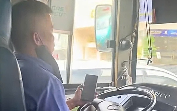 Bức xúc cảnh tỷ lệ cá cược kèo nhà cái xế xe buýt vừa lái xe vừa bấm điện thoại
