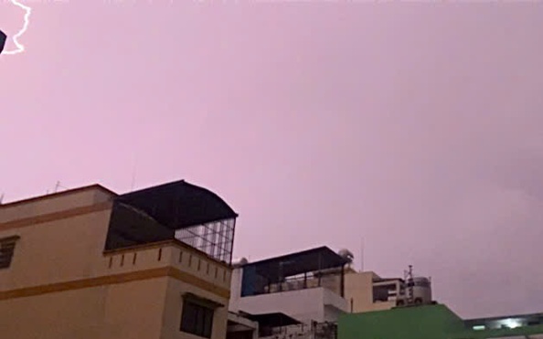 TP HCM mưa to, sấm chớp liên hồi, cảnh bóng đá tỷ lệ kèo nhà cái hạn chế sử dụng điện thoại