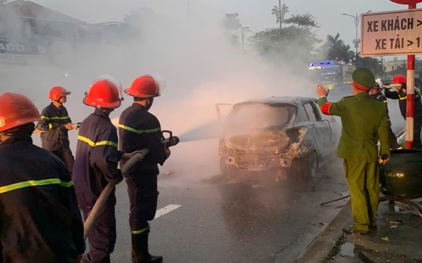 Hai ô tô bốc cháy dữ dội khi di chuyển tỷ lệ kèo góc nhà cái đường