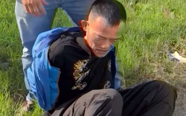 CLIP: Bị còng tay, kẻ tỷ lệ bóng đá kèo nhà cái ô tô than “đau em anh ruột”!