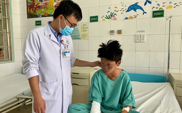 Hình ảnh thiếu niên bóng đá tỷ lệ kèo nhà cái viện cấp cứu do chơi pháo nổ ở Đồng Nai