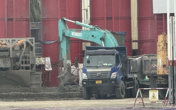 CLIP: Ngang nhiên chở bùn thải độc hại đi tập kết trái quy định