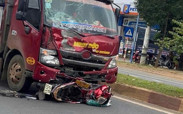Đang sang đường, 2 vợ kèo nhà cái tỷ lệ bóng đá bị xe tải tông tử vong