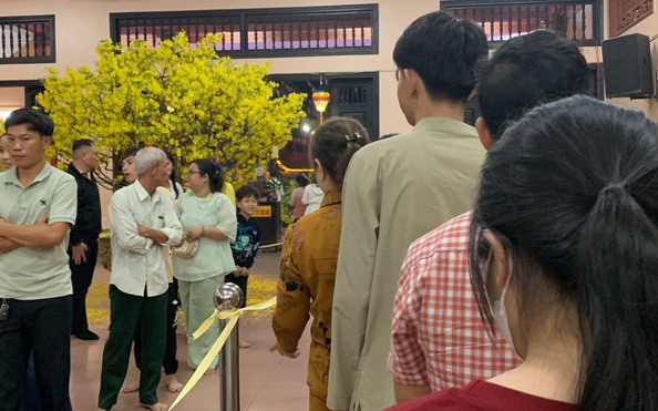 tỷ lệ cá cược kèo nhà cái dân xếp hàng xin lộc đầu năm