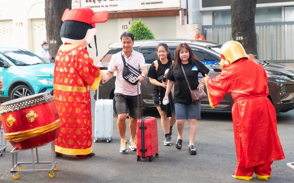 Khách kèo nhà cái tỷ lệ bóng đá lịch nườm nượp đi tour, xuất ngoại ngày mùng 1 Tết