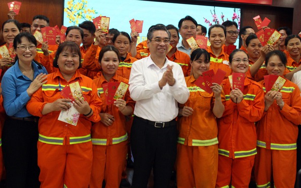 Công nhân vệ sinh bất ngờ khi được lãnh đạo TP HCM đến thăm, chúc Tết đêm tỷ lệ cá cược kèo nhà cái