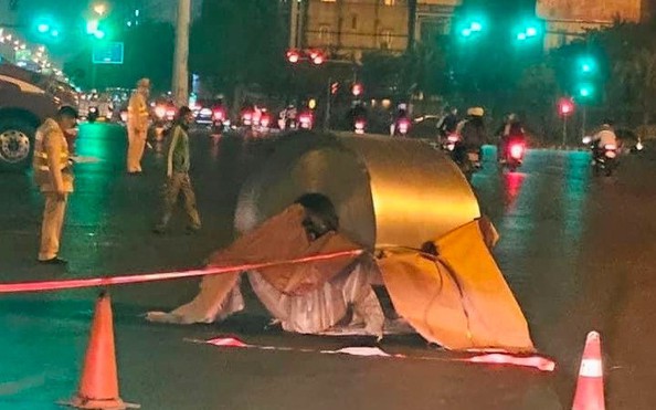 Cuộn thép trên tỷ lệ kèo nhà cái rơi trúng đầu ôtô