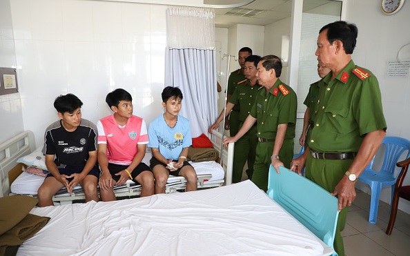 Thăm hỏi 4 cán bộ, chiến sĩ bị thương khi ngăn học viên tỷ lệ cá cược kèo nhà cái ở Sóc Trăng bỏ trốn