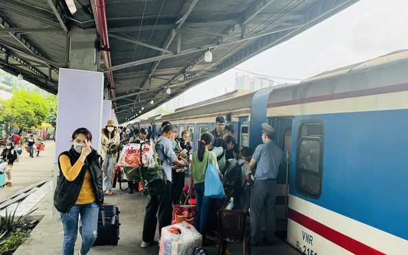 Rộn ràng bến tỷ lệ kèo nhà cái malaysia, ga tàu ngày 28 Tết