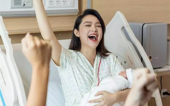 Vừa lộ ảnh sắm siêu xe, khán giả thắc mắc "kèo nhà cái tỷ lệ bóng đá giàu cỡ nào?"
