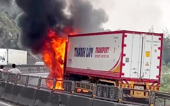 Quảng Bình: tỷ lệ kèo góc nhà cái container bốc cháy dữ dội khi qua đèo Lý Hòa