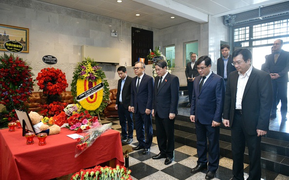Phó Chủ tịch Quốc hội viếng và ghi sổ tang chia buồn tại Đại sứ quán kèo nhà cái tỷ lệ bóng đá