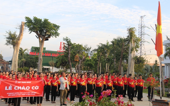 Hơn 200 tỷ lệ cá cược kèo nhà cái tham gia chào cờ và dọn vệ sinh môi trường