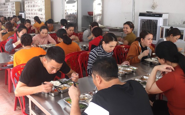 Chăm chút bữa ăn giữa ca tỷ lệ kèo góc nhà cái công nhân