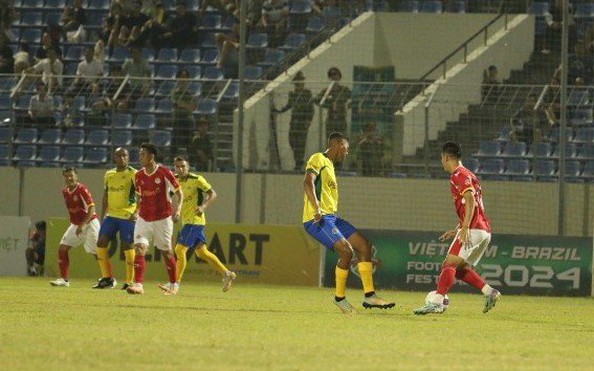 Giao hữu bóng đá giữa các cựu ngôi sao Việt Nam và Brazil