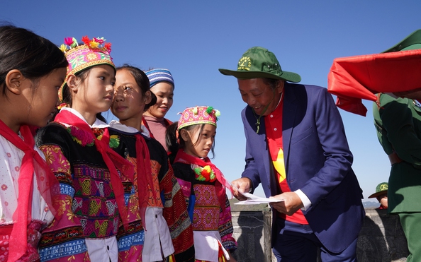 Chương trình "Học bổng hỗ trợ học kèo nhà cái tỷ lệ bóng đá - kèo nhà cái tỷ lệ bóng đá viên dân tộc thiểu số, học kèo nhà cái tỷ lệ bóng đá nghèo": Ấm áp nghĩa tình