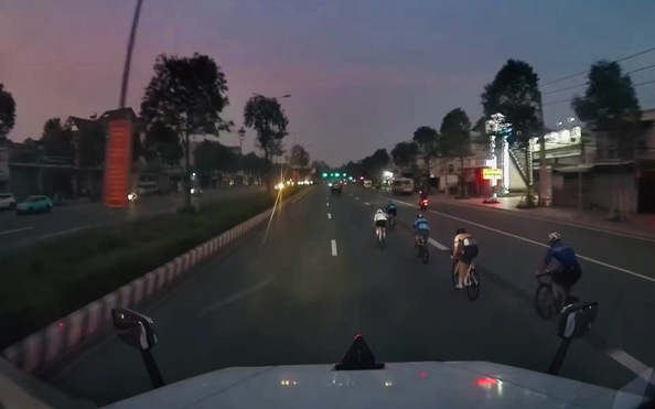 Bức xúc với clip đoàn kèo nhà cái tỷ lệ cá cược đi xe đạp chạy sang làn ô tô ở Bình Dương