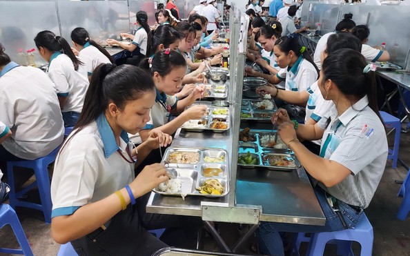 Cái thiện bữa ăn giữa ca cho người tỷ lệ kèo góc nhà cái