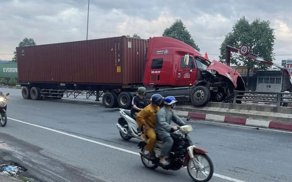 Quốc lộ 51 ùn ứ do kèo nhà cái tỷ lệ bóng đá nằm “vắt vẻo” trên lan can hầm chui ngã 4 Vũng Tàu