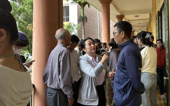 Diễn biến mới vụ phụ tỷ lệ kèo nhà cái malaysia bức xúc kéo đến trường rút hồ sơ cho con