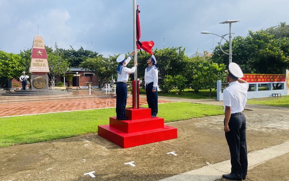 Xúc động hình ảnh treo cờ rủ tưởng nhớ Tổng Bí thư Nguyễn Phú Trọng ở quần đảo Trường tỷ lệ cá cược kèo nhà cái
