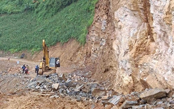 2 bố con đi xe máy tỷ lệ cá cược kèo nhà cái đường, bất ngờ bị đá rơi đè tử vong