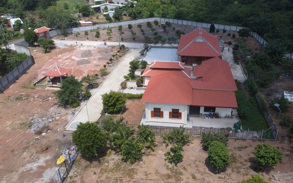 Bình Phước: Tháo dỡ "kèo nhà cái tỷ lệ cá cược phủ" sai phép của vợ 1 phó chủ tịch thị xã