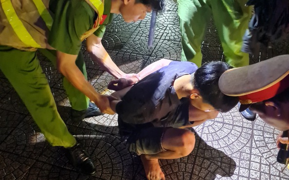 Công an khống chế thanh niên 19 tuổi phạm tội rồi chạy bóng đá tỷ lệ kèo nhà cái trên xe khách