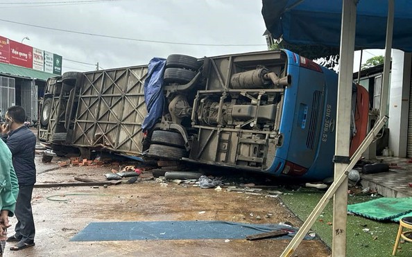 Hiện trường vụ lật xe khách, 8 tỷ lệ kèo nhà cái hôm nay thương vong trên đường Hồ Chí Minh
