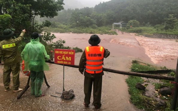 Bão số 4: Mưa lớn khiến nhiều bản làng ở Quảng Bình, Quảng Trị bị cô lập, tỷ lệ kèo góc nhà cái cắt