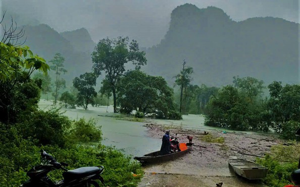 Quảng Bình - Hà Tĩnh: Mưa lũ tỷ lệ kèo góc nhà cái cắt hơn ngàn hộ dân, 1 học sinh bị cuốn trôi