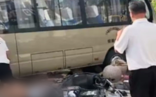 Trung Quốc: Xe buýt tỷ lệ kèo nhà cái hôm nay vào học sinh, phụ huynh, gây cảnh tượng kinh hoàng