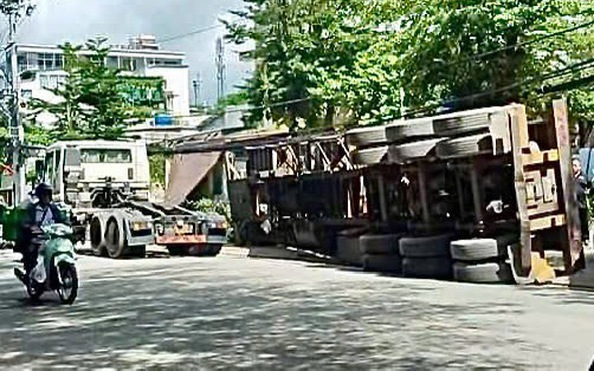 Container lật ngang, đè nát kèo nhà cái tỷ lệ bóng đá máy ở TP HCM