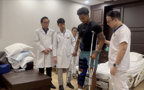 VIDEO: Nguyễn tỷ lệ cá cược kèo nhà cái Son chống nạng tập đi