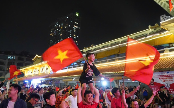 tỷ lệ cá cược kèo nhà cái dân TP HCM đổ ra đường ngay sau bàn thắng của Xuân Son