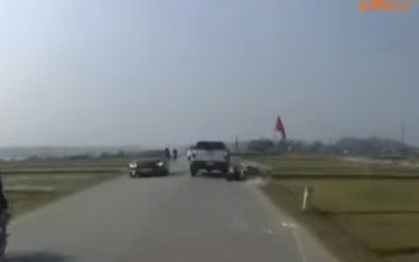 VIDEO: Truy tìm tỷ lệ bóng đá kèo nhà cái chèn ngã 2 người rồi bỏ chạy