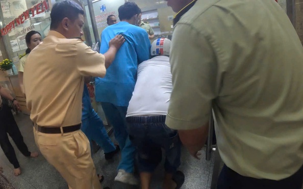 CSGT mở đường cho xe chở tỷ lệ kèo nhà cái hôm nay đàn ông bị điện giật nguy kịch đi cấp cứu