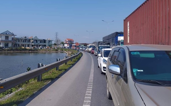 Cầu Gianh bóng đá tỷ lệ kèo nhà cái dài nửa cây số: Ô tô "chôn chân" giữa trưa nắng