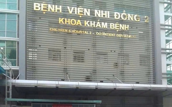 tỷ lệ bóng đá kèo nhà cái phụ nữ ôm con khóc cầu cứu trước bệnh viện yêu cầu dừng chuyển tiền hỗ trợ