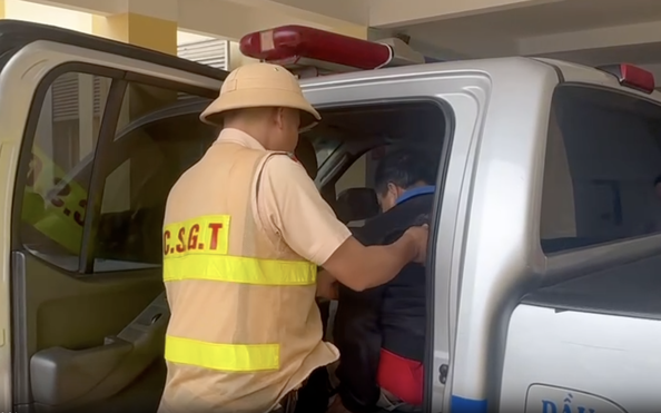 Cảnh sát giao thông Đồng Nai cứu kịp thời tỷ lệ kèo nhà cái hôm nay đàn ông bất tỉnh bên đường