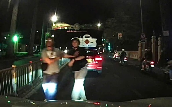 TP HCM: Xác minh nhóm kèo nhà cái tỷ lệ cá cược chửi bới, đập hỏng gương chiếu hậu taxi