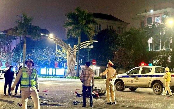 tỷ lệ kèo nhà cái hôm nay máy vượt đèn đỏ tông tỷ lệ kèo nhà cái hôm nay sang Toyota Land Cruiser, 3 thanh niên bị thương nặng