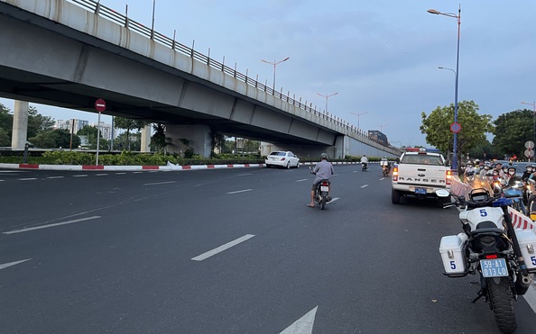 Nữ tỷ lệ kèo nhà cái hôm nay xế lái Mercedes tông 10 xe máy ở Thủ Đức: Ô tô đi vào làn xe máy, cấm ô tô