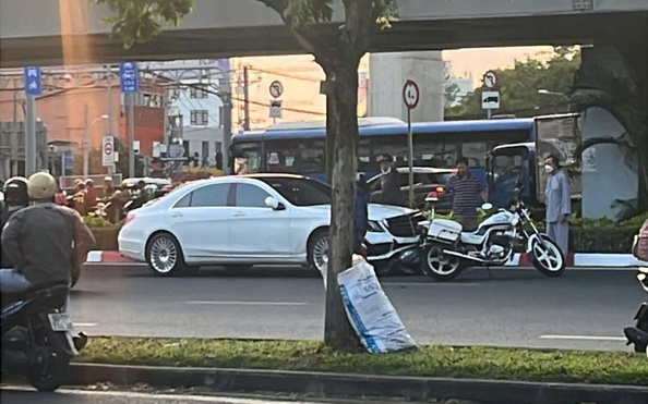 Kinh hãi nữ tỷ lệ kèo nhà cái hôm nay xế lái ô tô tông khoảng 10 xe máy đang chờ đèn đỏ ngay ngã tư Thủ Đức