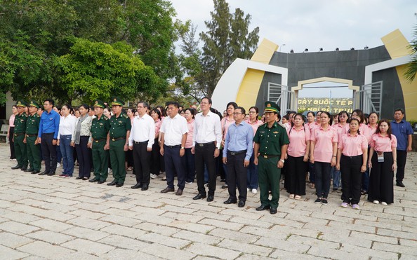 Đoàn đại biểu chương trình Ngày hội Biên phòng toàn dân dâng hương tỷ lệ kèo góc nhà cái Rừng Sác
